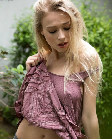 Sexy Bombshell Riley Anne