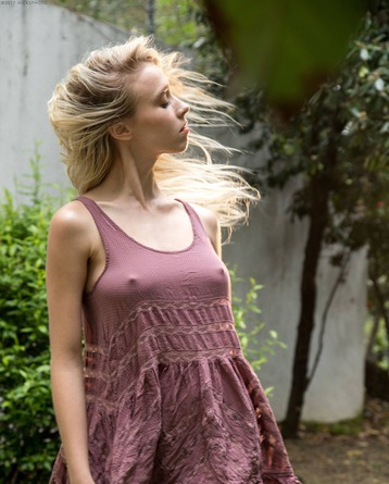 Sexy Bombshell Riley Anne