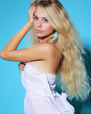 Jennifer Mackay Has Really Hot Boobs